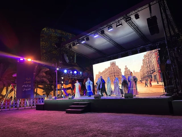 مجموعة راقصون وراقصات بملابس شعبية في فعالية شارع أسبانيا في مركز الملك عبدالعزيز الثقافي العالمي "إثراء" بمدينة الظهران في المنطقة الشرقية، المملكة العربية السعودية، يوم 11 من أكتوبر 2025، عروض موسيقية وفنية حية، أنشطة تفاعلية العائلات والأطفال ،رقصات فلامنكو ، مطاعم ومقاهي بطابع اسباني، أجواء احتفالية نابضة بالحياة.