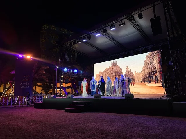 مجموعة راقصون وراقصات بملابس شعبية في فعالية شارع أسبانيا في مركز الملك عبدالعزيز الثقافي العالمي "إثراء" بمدينة الظهران في المنطقة الشرقية، المملكة العربية السعودية، يوم 11 من أكتوبر 2025، عروض موسيقية وفنية حية، أنشطة تفاعلية العائلات والأطفال ،رقصات فلامنكو ، مطاعم ومقاهي بطابع اسباني، أجواء احتفالية نابضة بالحياة.