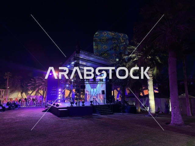 مجموعة راقصون وراقصات بملابس شعبية في فعالية شارع أسبانيا في مركز الملك عبدالعزيز الثقافي العالمي "إثراء" بمدينة الظهران في المنطقة الشرقية، المملكة العربية السعودية، يوم 11 من أكتوبر 2025، عروض موسيقية وفنية حية، أنشطة تفاعلية العائلات والأطفال ،رقصات فلامنكو ، مطاعم ومقاهي بطابع اسباني، أجواء احتفالية نابضة بالحياة.