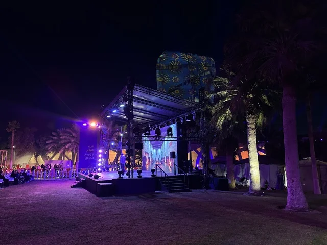 مجموعة راقصون وراقصات بملابس شعبية في فعالية شارع أسبانيا في مركز الملك عبدالعزيز الثقافي العالمي "إثراء" بمدينة الظهران في المنطقة الشرقية، المملكة العربية السعودية، يوم 11 من أكتوبر 2025، عروض موسيقية وفنية حية، أنشطة تفاعلية العائلات والأطفال ،رقصات فلامنكو ، مطاعم ومقاهي بطابع اسباني، أجواء احتفالية نابضة بالحياة.