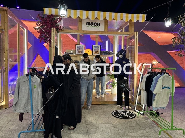 متجر وعلامة تجارية محلية في فعالية شارع أسبانيا في مركز الملك عبدالعزيز الثقافي العالمي "إثراء" بمدينة الظهران في المنطقة الشرقية، المملكة العربية السعودية، يوم 11 من أكتوبر 2025، عروض موسيقية وفنية حية، أنشطة تفاعلية العائلات والأطفال ،رقصات فلامنكو ، مطاعم ومقاهي بطابع اسباني، أجواء احتفالية نابضة بالحياة.