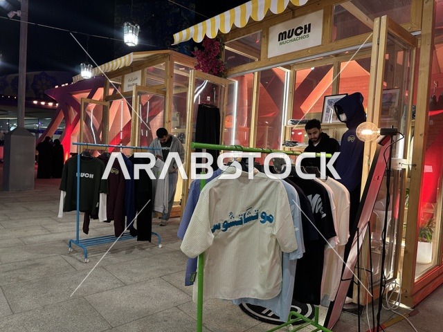 متجر وعلامة تجارية محلية في فعالية شارع أسبانيا في مركز الملك عبدالعزيز الثقافي العالمي "إثراء" بمدينة الظهران في المنطقة الشرقية، المملكة العربية السعودية، يوم 11 من أكتوبر 2025، عروض موسيقية وفنية حية، أنشطة تفاعلية العائلات والأطفال ،رقصات فلامنكو ، مطاعم ومقاهي بطابع اسباني، أجواء احتفالية نابضة بالحياة.