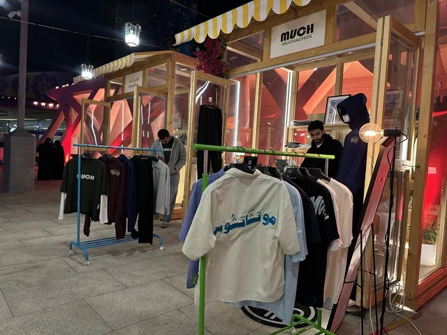 متجر وعلامة تجارية محلية في فعالية شارع أسبانيا في مركز الملك عبدالعزيز الثقافي العالمي "إثراء" بمدينة الظهران في المنطقة الشرقية، المملكة العربية السعودية، يوم 11 من أكتوبر 2025، عروض موسيقية وفنية حية، أنشطة تفاعلية العائلات والأطفال ،رقصات فلامنكو ، مطاعم ومقاهي بطابع اسباني، أجواء احتفالية نابضة بالحياة.