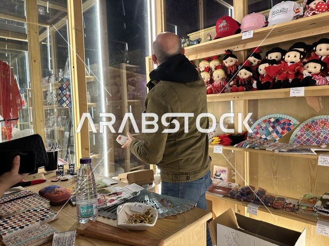 متجر وعلامة تجارية محلية في فعالية شارع أسبانيا في مركز الملك عبدالعزيز الثقافي العالمي "إثراء" بمدينة الظهران في المنطقة الشرقية، المملكة العربية السعودية، يوم 11 من أكتوبر 2025، عروض موسيقية وفنية حية، أنشطة تفاعلية العائلات والأطفال ،رقصات فلامنكو ، مطاعم ومقاهي بطابع اسباني، أجواء احتفالية نابضة بالحياة.