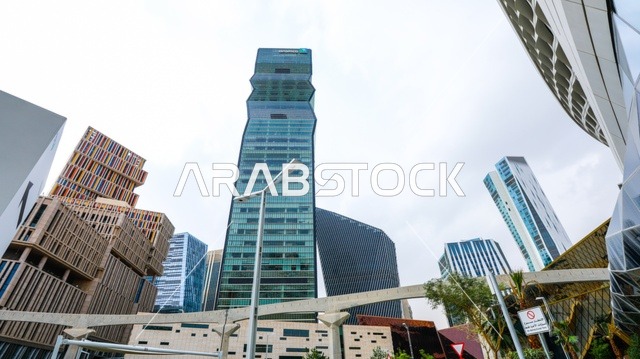 مشهد معماري حديث لأفق مدينة الرياض، يبرز أبراج مركز الملك عبدالله المالي بتصاميم هندسية مبتكرة وواجهات زجاجية عاكسة، تعكس التطور الاقتصادي والنهضة العمرانية في المملكة العربية السعودية