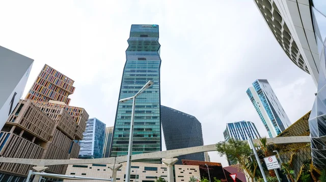 مشهد معماري حديث لأفق مدينة الرياض، يبرز أبراج مركز الملك عبدالله المالي بتصاميم هندسية مبتكرة وواجهات زجاجية عاكسة، تعكس التطور الاقتصادي والنهضة العمرانية في المملكة العربية السعودية