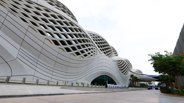 مشهد عمراني لمحطة مترو كافد في العاصمة الرياض، بنية معمارية حديثة تعكس الابتكار الهندسي والتخطيط الحضري المتكامل في المشاريع الوطنية الكبرى