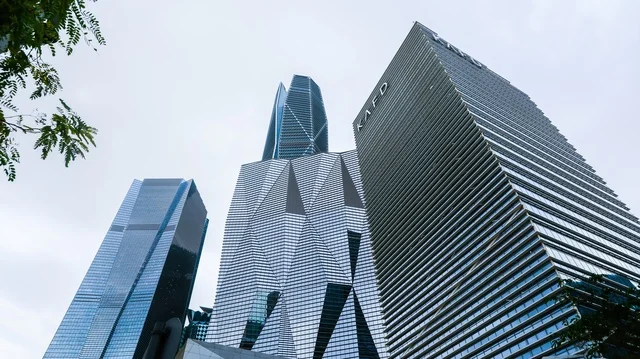  لقطة حضرية لواجهة معمارية فنية في مركز الملك عبدالله المالي ( كافد ) بالرياض، تجمع بين الفن الحضري وناطحات السحاب، مشهد يعبر عن الحداثة والابتكار في التخطيط العمراني السعودي