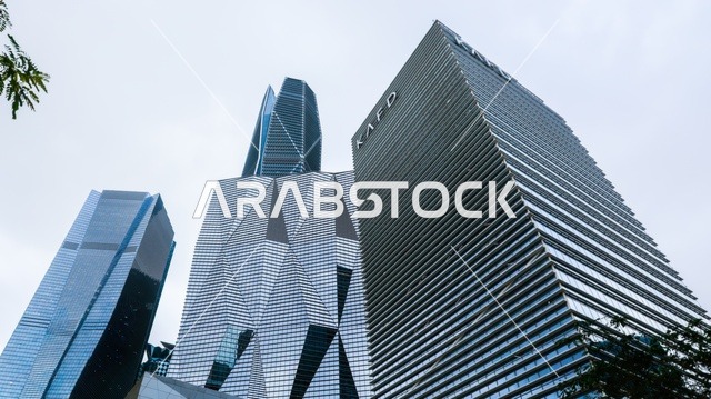 مشهد عمراني معاصر لمركز الملك عبدالله المالي بالرياض، مبانٍ شاهقة بتصاميم هندسية مبتكرة، تمثل الطموح الاقتصادي والهوية المعمارية الحديثة للمملكة