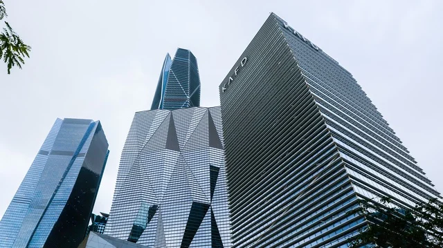 مشهد عمراني معاصر لمركز الملك عبدالله المالي بالرياض، مبانٍ شاهقة بتصاميم هندسية مبتكرة، تمثل الطموح الاقتصادي والهوية المعمارية الحديثة للمملكة