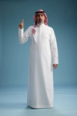 بورتريه لرجل  عربي سعودي  خليجي واثق يرتدي الثوب الابيض والشماغ  ويبتسم, اشارات وحركات متنوعه, خلفيه زرقاء