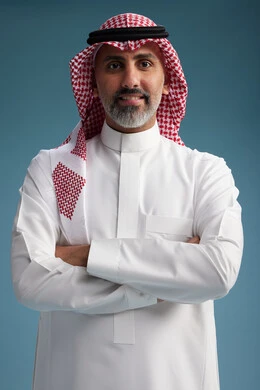 بورتريه لرجل  عربي سعودي  خليجي واثق يرتدي الثوب الابيض والشماغ  ويبتسم, اشارات وحركات متنوعه, خلفيه زرقاء