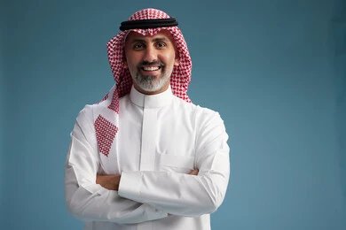 بورتريه لرجل  عربي سعودي  خليجي واثق يرتدي الثوب الابيض والشماغ  ويبتسم, اشارات وحركات متنوعه, خلفيه زرقاء