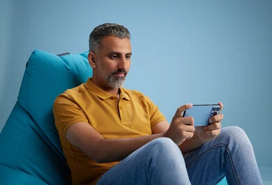 بورتريه لرجل عربي سعودي خليجي يرتدي الزي الكاجوال يجلس على كرسي بين باق ازرق , ايماءات وحركات متنوعه, خلفيه زرقاء