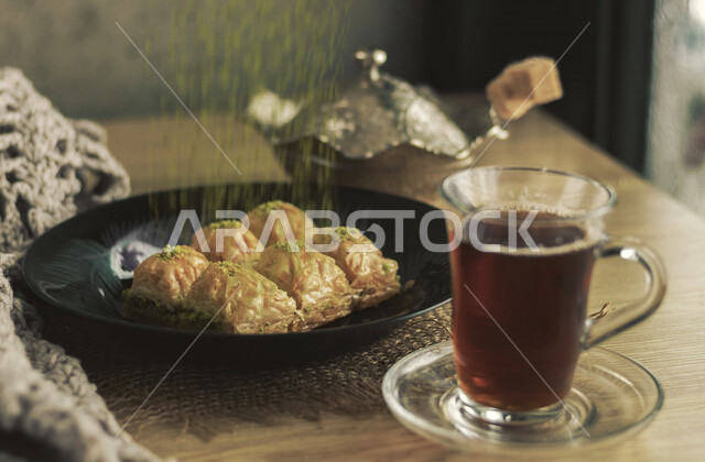  صورة لكوب الشاي الأحمر الداكن ، الشاي الساخن ، حلويات ، الكلاج ، فطور يومي ، مشروبات ساخنة