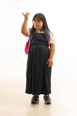 رفع اصابع اليد للاعلى علامة على السؤال , بنت صغيرة عربية خليجية سعودية من ذوي الهمم ترتدي الزي المدرسي الموحد تسأل عن شئ ما , الجسم بالطول الكامل , بورتريه خلفية بيضاء