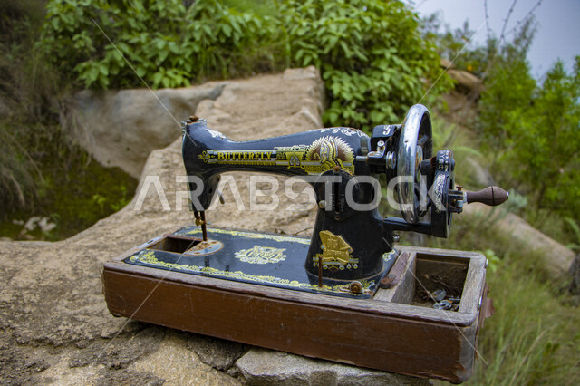 صورة لأدوات ومعدات أثرية تاريخية في منطقة جازان ، جبال الحشر في محافظة الداير في منطقة جازان بالمملكة العربية السعودية ، السياحة في السعودية ، المناظر الطبيعية الخلابة بالسعودية ، المرتفعات الجبلية ، جمال الطبيعة في السعودية