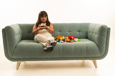 الانتهاء من تركيب البازل الممتع , بنت عربية خليجية سعودية صغيرة من ذوي الهمم ترتدي الزي الكاجوال تنظر الى شئ ما , الجسم بالطول الكامل , بورتريه خلفية بيضاء