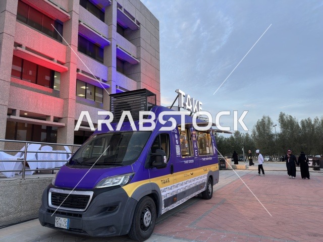 مطعم متنقل في جامينق في جامعة الملك فهد للبترول والمعادن بالظهران، المنطقة الشرقية، المملكة العربية السعودية، يوم 30  من يناير 2026 ، فعاليات ومنافسات ألعاب إلكترونية داخل الحرم الجامعي، تفاعل طلابي وحضور شبابي، استخدام التقنيات الحديثة ومنصات اللعب، بيئة تعليمية وترفيهية تجمع بين الابتكار والترفيه، تنمية مهارات التفكير والعمل الجماعي.