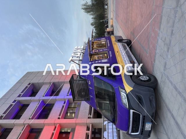 مطعم متنقل في جامينق في جامعة الملك فهد للبترول والمعادن بالظهران، المنطقة الشرقية، المملكة العربية السعودية، يوم 30  من يناير 2026 ، فعاليات ومنافسات ألعاب إلكترونية داخل الحرم الجامعي، تفاعل طلابي وحضور شبابي، استخدام التقنيات الحديثة ومنصات اللعب، بيئة تعليمية وترفيهية تجمع بين الابتكار والترفيه، تنمية مهارات التفكير والعمل الجماعي.