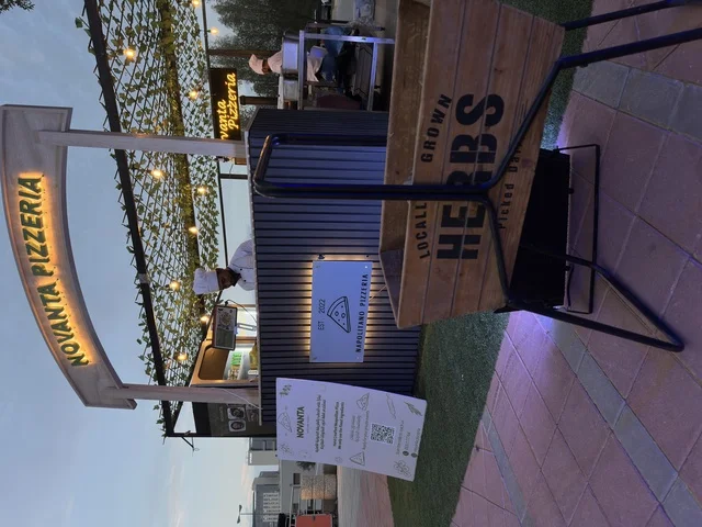 مطعم متنقل في جامينق في جامعة الملك فهد للبترول والمعادن بالظهران، المنطقة الشرقية، المملكة العربية السعودية، يوم 30  من يناير 2026 ، فعاليات ومنافسات ألعاب إلكترونية داخل الحرم الجامعي، تفاعل طلابي وحضور شبابي، استخدام التقنيات الحديثة ومنصات اللعب، بيئة تعليمية وترفيهية تجمع بين الابتكار والترفيه، تنمية مهارات التفكير والعمل الجماعي.