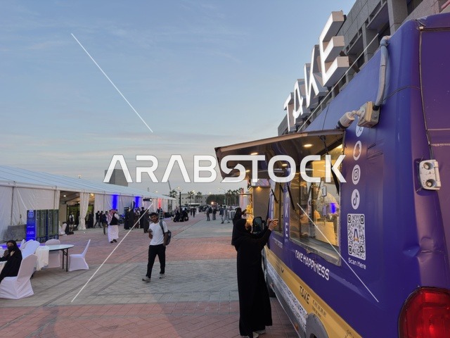 مطعم متنقل في جامينق في جامعة الملك فهد للبترول والمعادن بالظهران، المنطقة الشرقية، المملكة العربية السعودية، يوم 30  من يناير 2026 ، فعاليات ومنافسات ألعاب إلكترونية داخل الحرم الجامعي، تفاعل طلابي وحضور شبابي، استخدام التقنيات الحديثة ومنصات اللعب، بيئة تعليمية وترفيهية تجمع بين الابتكار والترفيه، تنمية مهارات التفكير والعمل الجماعي.