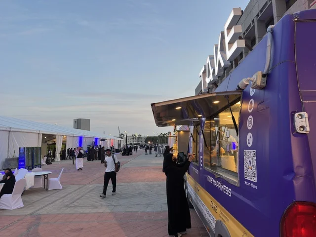 مطعم متنقل في جامينق في جامعة الملك فهد للبترول والمعادن بالظهران، المنطقة الشرقية، المملكة العربية السعودية، يوم 30  من يناير 2026 ، فعاليات ومنافسات ألعاب إلكترونية داخل الحرم الجامعي، تفاعل طلابي وحضور شبابي، استخدام التقنيات الحديثة ومنصات اللعب، بيئة تعليمية وترفيهية تجمع بين الابتكار والترفيه، تنمية مهارات التفكير والعمل الجماعي.