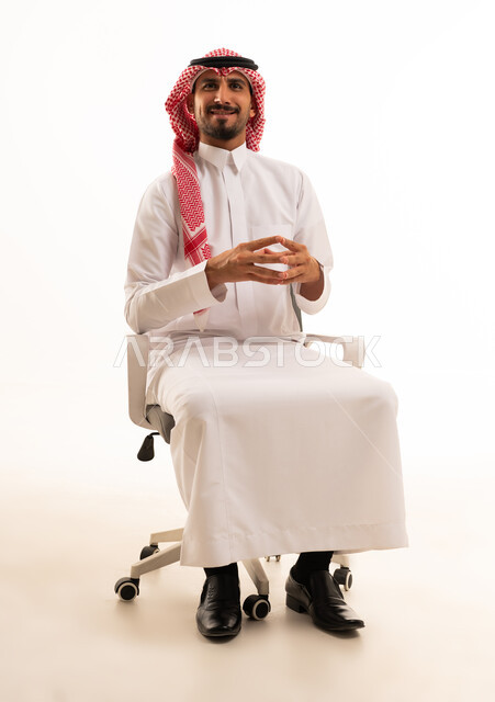 رجل أعمال سعودي يجلس على كرسي مكتب خلفية بيضاء