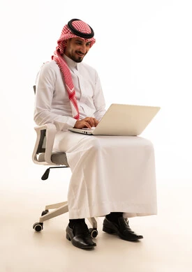 رجل أعمال سعودي يستخدم المحمول على خلفية بيضاء