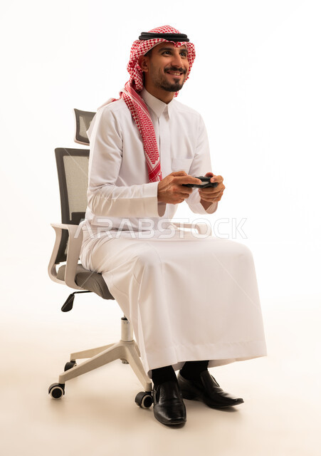 رجل سعودي يلعب ألعاب الفيديو على كرسي مكتب