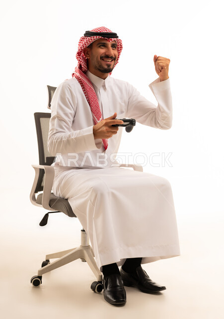 رجل سعودي يلعب ألعاب الفيديو مع إيماءة فوز