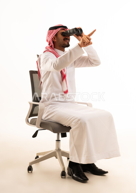 رجل سعودي مع منظار على كرسي مكتب خلفية بيضاء