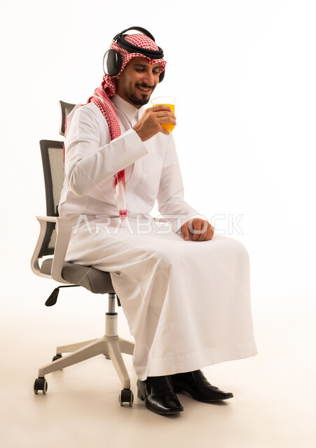 رجل سعودي يرتدي سماعات رأس في الاستوديو