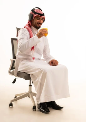 رجل سعودي يرتدي سماعات رأس في الاستوديو