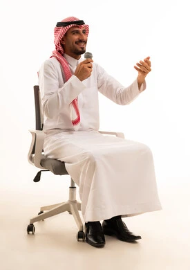 رجل سعودي يتحدث بالميكروفون في استوديو