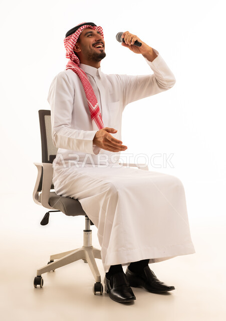 رجل سعودي يغني بميكروفون على خلفية بيضاء
