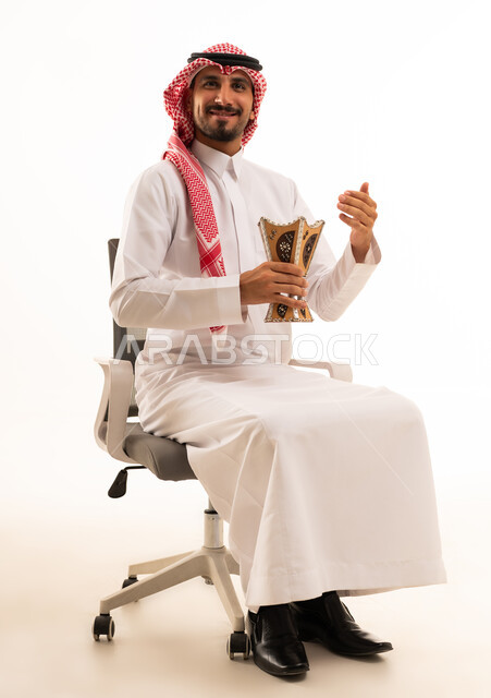 رجل سعودي يحمل مبخرة تقليدية على خلفية بيضاء