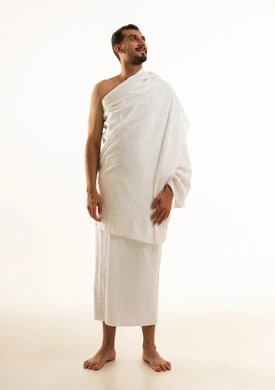 رجل عربي بملابس الإحرام لمناسك الحج والعمرة