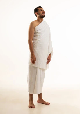 رجل عربي يرتدي ملابس الإحرام للحج والعمرة