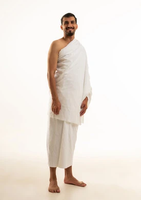 رجل سعودي بملابس الإحرام للحج والعمرة