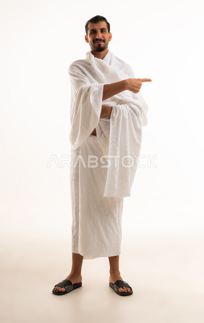رجل سعودي بملابس الإحرام يشير لليسار