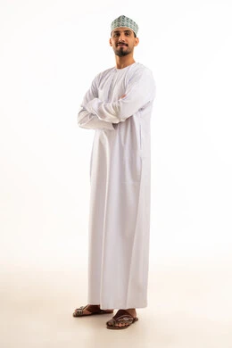 رجل عماني بالزي التقليدي الدشداشة والكمة
