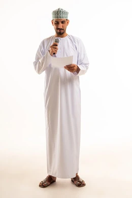 رجل عماني بالزي التقليدي يتحدث في الميكروفون