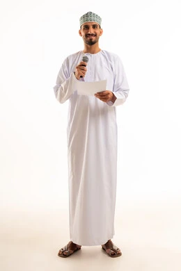 رجل عماني بالزي التقليدي يمسك ميكروفون