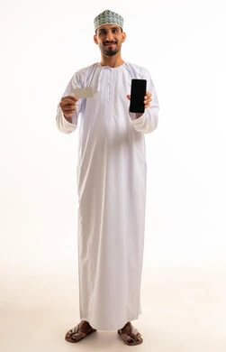 رجل عماني يحمل هاتف ذكي وبطاقة ائتمان رجل عماني يحمل هاتف ذكي وبطاقة ائتمان