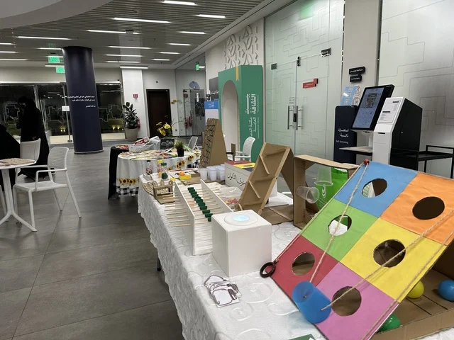 نشاط تفاعلي ومشاركة طلابية في يوم التعليم العالمي في مكتبة الثقافة، مكتبة الدمام العامة، المملكة العربية السعودية، يوم 30  من يناير 2026 ،فعالية تعليمية وثقافية تسلط الضوء على أهمية التعليم ودوره في بناء المجتمعات،  أنشطة معرفية وورش عمل تعليمية، بيئة ثقافية ملهمة تحتفي بالعلم والمعرفة وتدعم التعلم المستدام.