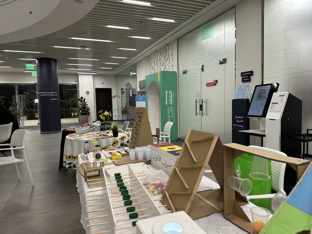 نشاط تفاعلي ومشاركة طلابية في يوم التعليم العالمي في مكتبة الثقافة، مكتبة الدمام العامة، المملكة العربية السعودية، يوم 30  من يناير 2026 ،فعالية تعليمية وثقافية تسلط الضوء على أهمية التعليم ودوره في بناء المجتمعات،  أنشطة معرفية وورش عمل تعليمية، بيئة ثقافية ملهمة تحتفي بالعلم والمعرفة وتدعم التعلم المستدام.