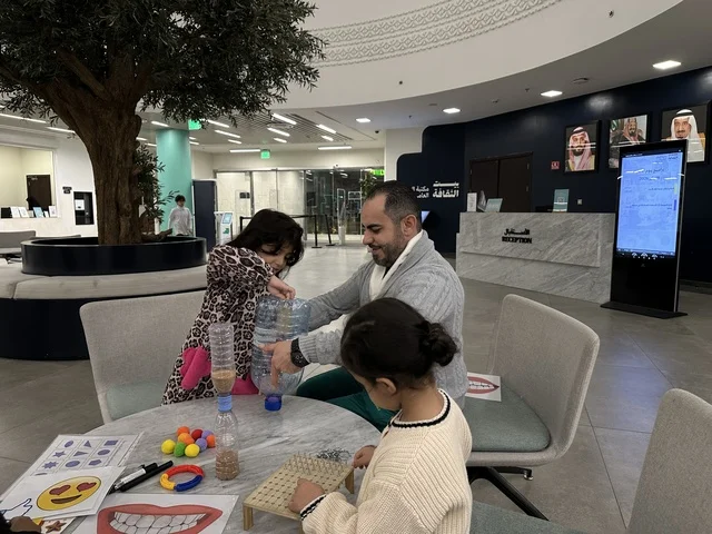 نشاط تفاعلي ومشاركة طلابية في يوم التعليم العالمي في مكتبة الثقافة، مكتبة الدمام العامة، المملكة العربية السعودية، يوم 30  من يناير 2026 ،فعالية تعليمية وثقافية تسلط الضوء على أهمية التعليم ودوره في بناء المجتمعات،  أنشطة معرفية وورش عمل تعليمية، بيئة ثقافية ملهمة تحتفي بالعلم والمعرفة وتدعم التعلم المستدام.