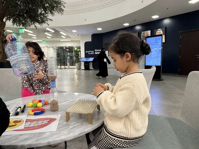 An interactive activity and student participation on World Education Day at the Culture Library, Dammam Public Library, Kingdom of Saudi Arabia, on January 30, 2026. An educational and cultural event that highlights the importance of education and its role in building communities, with knowledge activities and educational workshops, creating an inspiring cultural environment that celebrates science and knowledge and supports sustainable learning.