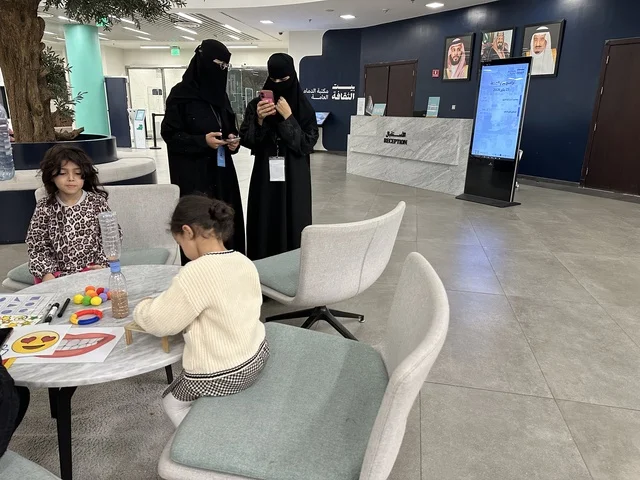 نشاط تفاعلي ومشاركة طلابية في يوم التعليم العالمي في مكتبة الثقافة، مكتبة الدمام العامة، المملكة العربية السعودية، يوم 30  من يناير 2026 ،فعالية تعليمية وثقافية تسلط الضوء على أهمية التعليم ودوره في بناء المجتمعات،  أنشطة معرفية وورش عمل تعليمية، بيئة ثقافية ملهمة تحتفي بالعلم والمعرفة وتدعم التعلم المستدام.